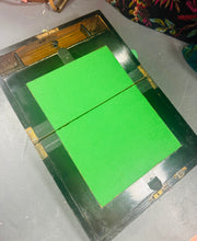 Load image into Gallery viewer, Llethr ysgrifennu Hynafol Fictoraidd pren walnut a brass gyda’r goriad gwreiddiol a storfa / Antique Victorian walnut and brass writing slope with original key and storage