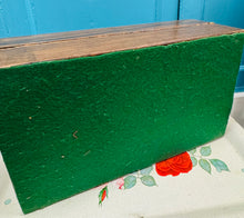 Load image into Gallery viewer, Llethr ysgrifennu Hynafol pren a lledr gwyrdd o’r cyfnod Edwardaidd / Edwardian Antique wooden and green leather writing slope