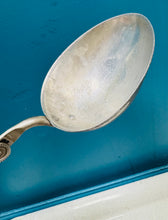 Load image into Gallery viewer, Sgŵp pwyso siwgr 1oz ac 1/2oz Hartley Vintage o ganol y ganrif ddiwethaf / Mid Century Vintage Hartley 1oz and 1/2oz sugar measuring scoop