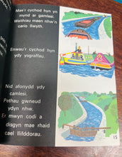 Load image into Gallery viewer, Llyfr ‘Teithio ar Fôr ac yn yr awyr’ o gyfres ‘Geiriau eich Plant’ o 1969 / ‘Teithio ar Fôr ac yn yr awyr’ book from the ‘Geiriau eich Plant’ series from 1969