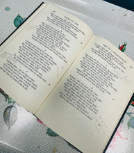Load image into Gallery viewer, Llyfr ‘Keats Poetry and Prose’ gyda traethodau gan Charles Lamb, Leigh Hunt, Robert Bridges ac Eraill o 1931 / Keats Poetry and Prose, with Essays by Charles Lamb, Leigh Hunt, Robert Bridges and Others from 1931