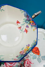 Load image into Gallery viewer, Powlen weini James Kent flodeuog wyth ochr Vintage mewn stand EPNS a llwy weini fawr / Vintage floral octagonal James Kent serving bowl in an EPNS stand and with a large serving spoon