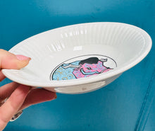 Load image into Gallery viewer, Powleni Retro prin Beefeater dyluniau Tarw o’r 70au / Retro rare Beefeater 1970s bull design bowls
