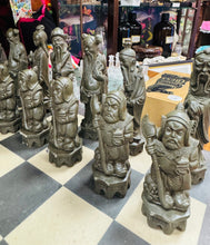 Load image into Gallery viewer, Set chess Hynafol gyda darnau Asiaidd o resin ar fwrdd chess llechen trwm wedi’i wneud â llaw / Antique chess set with Asian resin pieces on a heavy slate handmade chess board