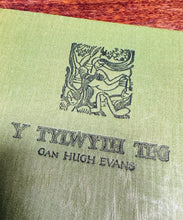 Load image into Gallery viewer, Argraffiad Cyntaf o Lyfr clawr caled ‘Y Tylwyth Teg’ gan Hugh Evans o 1935 gyda arluniaeth gan T.J. Bond / First Edition of ‘Y Tylwyth Teg’ hardback book by Hugh Evans from 1935 with drawings by T.J. Bond