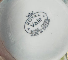 Load image into Gallery viewer, Set llestri te tsieina Vintage ‘Royal Vale’ ‘English Cottage’ cyflawn a phrin o’r 1950au / Rare Vintage ‘Royal Vale’ ‘English Cottage’ complete china tea set from the 1950s