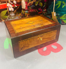 Load image into Gallery viewer, Llethr ysgrifennu Hynafol Fictoraidd pren walnut a brass gyda’r goriad gwreiddiol a storfa / Antique Victorian walnut and brass writing slope with original key and storage