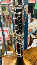Load image into Gallery viewer, Golau unigryw allan o hen glarinet ar waelod derw sydd wedi ei wneud â llaw / Unique light made out of an old clarinet on a handmade oak base