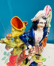 Load image into Gallery viewer, Fâs 'spill' cefn gwastad Hynafol Staffordshire o'r 19eg ganrif siâp heliwr o'r Alban a chi / Staffordshire flat back spill vase from the 19th century featuring a "Highlander" hunter and dog