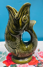 Load image into Gallery viewer, Jwg Pysgodyn Gluggle Retro gwyrdd gwreiddiol gan Crochendy Dartmouth Devon / Original Retro Dartmouth Devon Pottery green Gluggle Fish jug