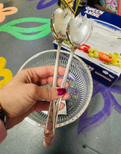 Load image into Gallery viewer, Powlen treiffl wydr fawr a llwy a fforc gweini Queen Anne Silver Plated Vintage o’r 70au yn eu bocs gwreiddiol / Vintage Queen Anne Silver plated large glass trifle bowl and serving spoons from the 70s in original box