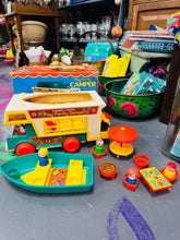 Load image into Gallery viewer, Campervan Fisher Price Vintage o’r 70au yn ei focs gwreiddiol / Vintage Fisher Price Campervan from the 70s in it’s original box
