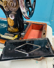 Load image into Gallery viewer, Peiriant gwnio Singer Hynafol o ddechrau’r 20fed Ganrif / Antique Singer sewing machine from the beginning of the 20th Century