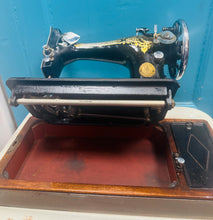 Load image into Gallery viewer, Peiriant gwnio Singer Hynafol o ddechrau’r 20fed Ganrif / Antique Singer sewing machine from the beginning of the 20th Century
