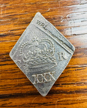 Load image into Gallery viewer, Newark Siege hanner coron o 1646 - arian cyfred a gyhoeddwyd ar frys yn ystod Rhyfel Cartref Lloegr / Newark Seige halfcrown coin from 1646 - currency issued during English Civil War