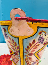 Load image into Gallery viewer, Bwced haearn Vintage wedi ei beintio â llaw (cefndir pinc gola) / Vintage iron handpainted bucket (light pink background)