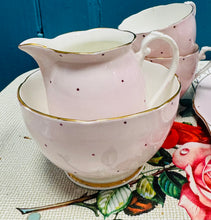 Load image into Gallery viewer, Jwg llefrith a phowlen siwgr bone china Dakin Vintage pinc golau a polca dot piws / Vintage pale pink and purple polka dot Dakin bone china milk jug and sugar bowl