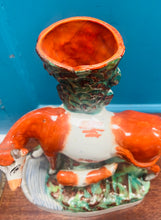 Load image into Gallery viewer, Fâs spill buwch a llo Staffordshire Hynafol cefn flat o’r 1860au / Antique Staffordshire flatback cow and calf spill vase from the 1860s