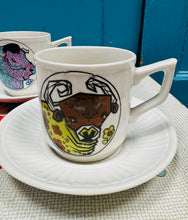 Load image into Gallery viewer, Cwpanau a soser Retro prin Beefeater dyluniau Tarw o’r 70au / Retro rare Beefeater 1970s bull design cup and saucers