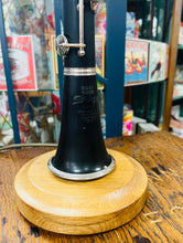 Load image into Gallery viewer, Golau unigryw allan o hen glarinet ar waelod derw sydd wedi ei wneud â llaw / Unique light made out of an old clarinet on a handmade oak base