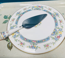 Load image into Gallery viewer, Plat teisen a chyllell gweini Mayfield Royal Worcester Vintage o 1981 / Vintage Mayfield Royal Worcester cake plate and serving knife from 1981