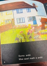 Load image into Gallery viewer, Llyfr ‘Gerddi a Blodau’ o gyfres ‘Geiriau eich Plant’ o 1969 / ‘Gerddi a Blodau’ book from the ‘Geiriau eich Plant’ series from 1969