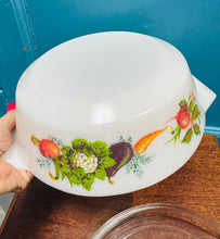 Load image into Gallery viewer, Dysgl casserole Pyrex JAJ ‘Marchnad Tuscan’ Retro gyda’r caead gwreiddiol / Retro ‘Tuscan Market’ JAJ Pyrex casserole dish with original lid