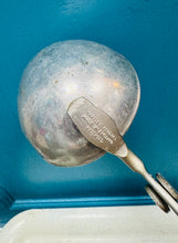 Load image into Gallery viewer, Sgŵp pwyso siwgr 1oz ac 1/2oz Hartley Vintage o ganol y ganrif ddiwethaf / Mid Century Vintage Hartley 1oz and 1/2oz sugar measuring scoop