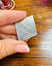 Load image into Gallery viewer, Newark Siege hanner coron o 1646 - arian cyfred a gyhoeddwyd ar frys yn ystod Rhyfel Cartref Lloegr / Newark Seige halfcrown coin from 1646 - currency issued during English Civil War