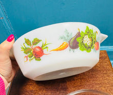 Load image into Gallery viewer, Dysgl casserole Pyrex JAJ ‘Marchnad Tuscan’ Retro gyda’r caead gwreiddiol / Retro ‘Tuscan Market’ JAJ Pyrex casserole dish with original lid