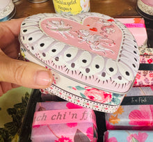 Load image into Gallery viewer, Tin siâp calon ‘Love your Future’ blodau gwyllt Cath Kidston / Cath Kidston Wild Flowers Love Your Future heart tin