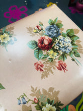 Load image into Gallery viewer, Cabinet ochr gwely Lloyd Loom Vintage pinc, aur a blodeuog / Vintage pink, gold and floral Lloyd Loom bedside cabinet