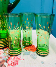 Load image into Gallery viewer, Set gwydr gwyrdd Vintage saith darn yn cynnwys jwg a chwe gwydr o ganol y ganrif ddiwethaf / Vintage 7-piece Mid Century drinking set featuring a green glass pitcher and six matching tumblers.