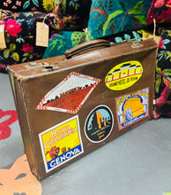 Load image into Gallery viewer, Cês lledr brown Vintage gyda sticeri trafeilio / Vintage brown leather case with travelling stickers