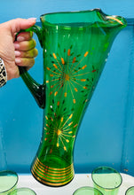 Load image into Gallery viewer, Set gwydr gwyrdd Vintage saith darn yn cynnwys jwg a chwe gwydr o ganol y ganrif ddiwethaf / Vintage 7-piece Mid Century drinking set featuring a green glass pitcher and six matching tumblers.