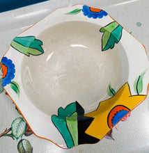 Load image into Gallery viewer, Powlen weini Art Deco Era Ware wedi’i beintio â llaw yn y 30au / Art Deco handpainted Era Ware serving bowl from the 30s