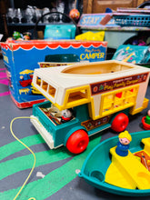 Load image into Gallery viewer, Campervan Fisher Price Vintage o’r 70au yn ei focs gwreiddiol / Vintage Fisher Price Campervan from the 70s in it’s original box