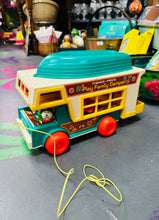 Load image into Gallery viewer, Campervan Fisher Price Vintage o’r 70au yn ei focs gwreiddiol / Vintage Fisher Price Campervan from the 70s in it’s original box