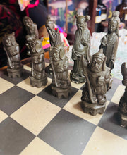 Load image into Gallery viewer, Set chess Hynafol gyda darnau Asiaidd o resin ar fwrdd chess llechen trwm wedi’i wneud â llaw / Antique chess set with Asian resin pieces on a heavy slate handmade chess board