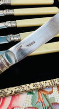 Load image into Gallery viewer, 6 Cyllell Menyn EPNS carn hufen Vintage o’r 40au yn eu bocs gwreiddiol / 6 Vintage 1940s cream handles EPNS Butter Knives in original case