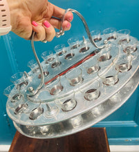 Load image into Gallery viewer, Set cymun Hynafol EPNS o Eglwys Cymreig gyda 40 gwydryn bach EPNS / Antique EPNS communion set from a Welsh Church with 40 small EPNS glasses