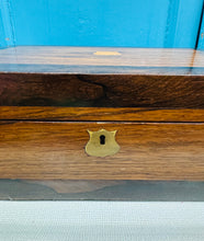 Load image into Gallery viewer, Llethr ysgrifennu Hynafol pren a lledr gwyrdd o’r cyfnod Edwardaidd / Edwardian Antique wooden and green leather writing slope