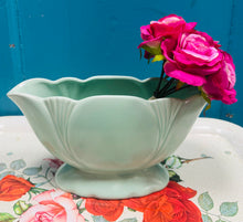 Load image into Gallery viewer, Vase ben tân mint Art Deco Crochendy Dartsmouth gydag ymylau scalloped / Art Deco Dartmouth Pottery mint green mantle vase with a scalloped rim.