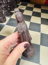 Load image into Gallery viewer, Set chess Hynafol gyda darnau Asiaidd o resin ar fwrdd chess llechen trwm wedi’i wneud â llaw / Antique chess set with Asian resin pieces on a heavy slate handmade chess board