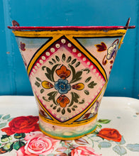 Load image into Gallery viewer, Bwced haearn Vintage wedi ei beintio â llaw (cefndir pinc gola) / Vintage iron handpainted bucket (light pink background)