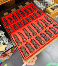 Load image into Gallery viewer, Set chess Hynafol gyda darnau Asiaidd o resin ar fwrdd chess llechen trwm wedi’i wneud â llaw / Antique chess set with Asian resin pieces on a heavy slate handmade chess board