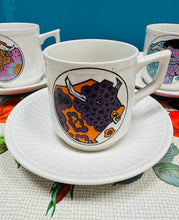 Load image into Gallery viewer, Cwpanau a soser Retro prin Beefeater dyluniau Tarw o’r 70au / Retro rare Beefeater 1970s bull design cup and saucers