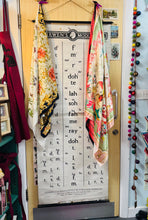 Load image into Gallery viewer, Modiwlator Sol Ffa cerddorol mawr, Hynafol a phrin John Curwen / Large, Rare Antique musical John Curwen Sol Ffa Modulator