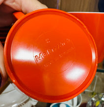 Load image into Gallery viewer, Set 18 darn Melaware Retro oren a gwyn o’r 70au / Retro orange and white 18 piece Melaware set from the 70s