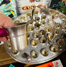 Load image into Gallery viewer, Set cymun Hynafol EPNS o Eglwys Cymreig gyda 40 gwydryn bach EPNS / Antique EPNS communion set from a Welsh Church with 40 small EPNS glasses